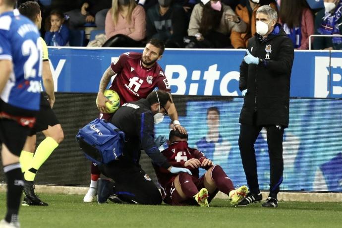 Ander Barrenetxea se lamenta tras la lesión, consolado por Portu.