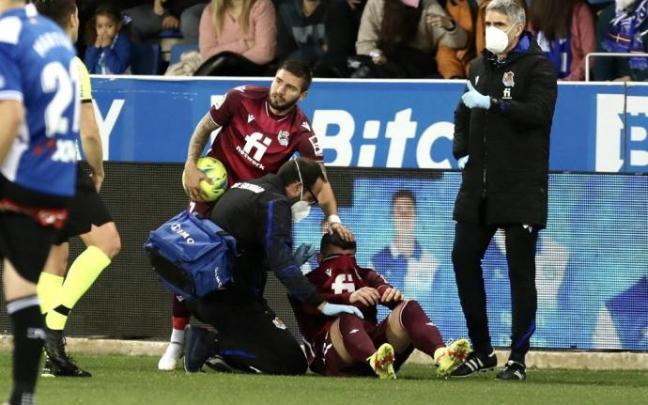 Ander Barrenetxea se lamenta tras la lesión, consolado por Portu.