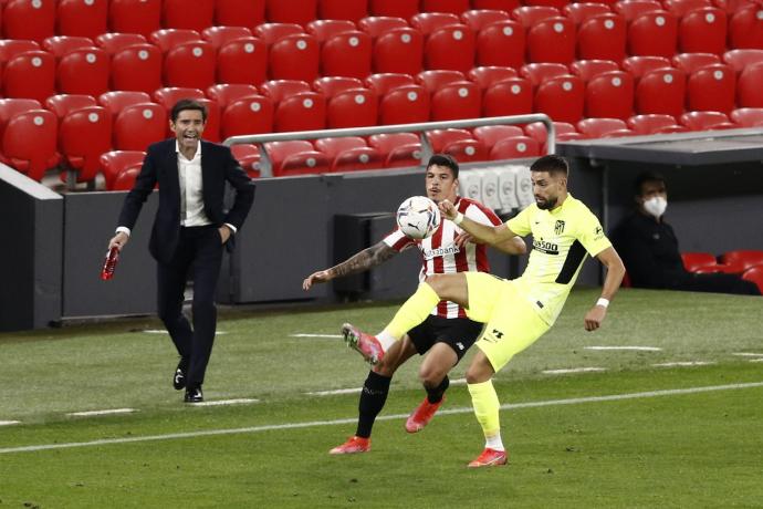Ander Capa, ante las consignas de Marcelino, pugna por un balón con el colchonero Carrasco en el duelo de hace un año ante el Atlético de Madrid en San Mamés
