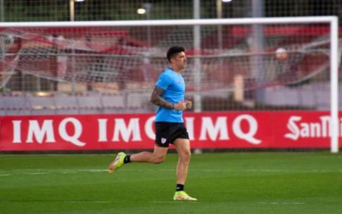 Ander Capa corre en solitario al inicio de la sesión de ayer lunes en Lezama. Ander Capa corre en solitario al inicio de la sesión de ayer lunes en Lezama.