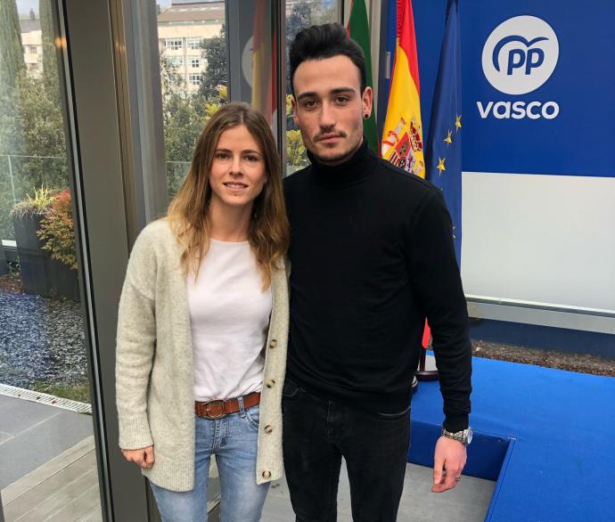 Ander García Oñate, junto a la presidenta de Nuevas Generaciones del PP, Bea Fangul