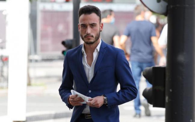 El militante del PP agredido, a su llegada este martes a los juzgados. El militante del PP agredido, a su llegada este martes a los juzgados.