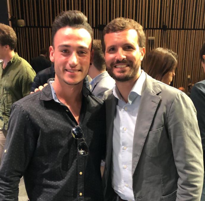 Ander García Oñate, junto a Pablo Casado