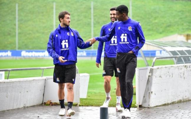 Ander Guevara y Alexander Isak, antes de un entrenamiento en Zubieta.