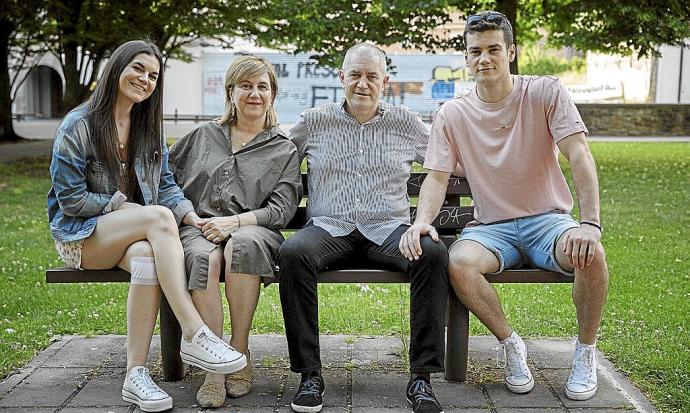 Ander Izquierdo (d), junto a su padre Natxo, su madre Mayte Labayen y su hermana Paula, en Villava-Atarrabia.