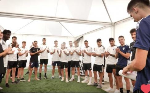 Captura de pantalla del momento en el que los jugadores del Promesas tienen el detalle con Ander Yoldi.