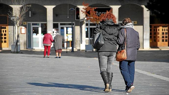 Dos mujeres caminan en Andoain.