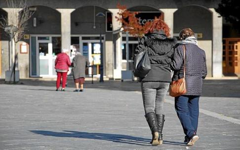 Dos mujeres caminan en Andoain.