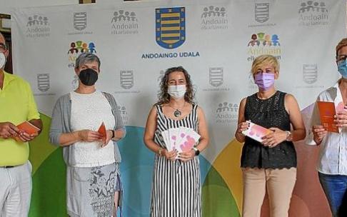 Miembros del equipo de gobierno con los resultados. Foto: N.G.