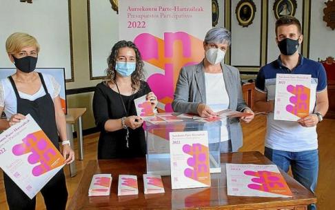 Petri Romero; la alcaldesa, Maider Lainez; la teniente de alcalde, Mari Jose Izagirre; y Alex Huitzi. Foto: J.I.U.