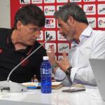 Andoni Ayarza charla con Rafa Alkorta.