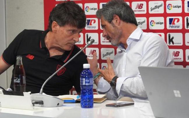 Andoni Ayarza habla con Rafa Alkorta. Andoni Ayarza habla con Rafa Alkorta.