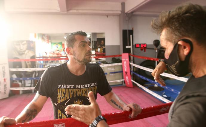 Andoni Gago se enfrenta a Gavin McDonnell.