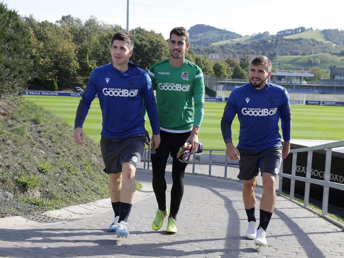 Zubiaurre, entre Zubeldia y Portu durante la temporada 2019-20.