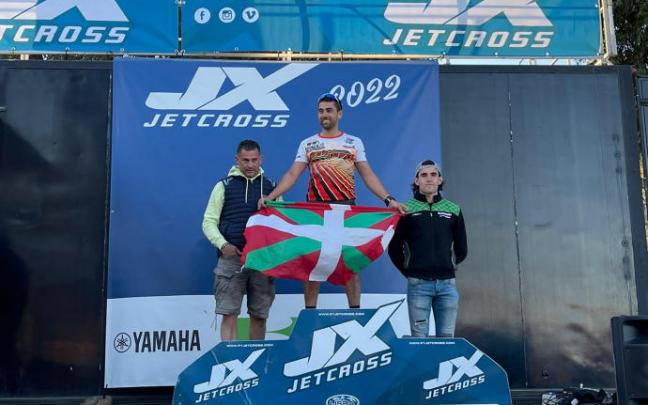 Andoni Gutiérrez, flamante campeón de Europa, posa con la ikurriña en el podio de Córcega. Andoni Gutiérrez, flamante campeón de Europa, posa con la ikurriña en el podio de Córcega.