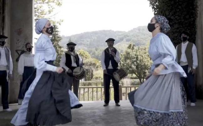 Dantzaris en una de las localizaciones.