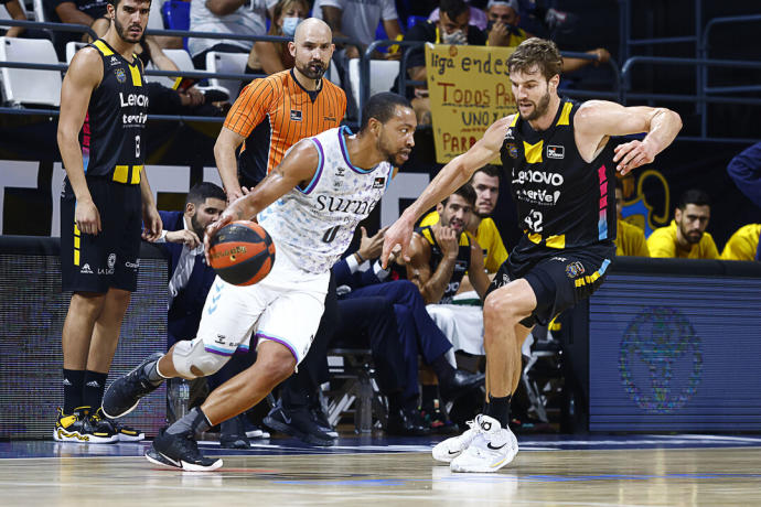 Andrew Goudelock penetra a canasta ante Doornekamp.