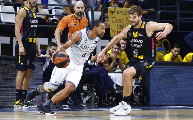 Andrew Goudelock penetra a canasta ante Doornekamp.