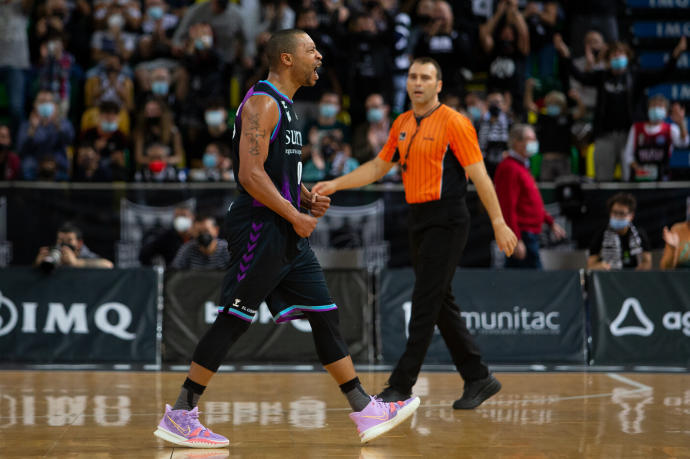 Andrew Goudelock celebra una canasta en el Bilbao Arena.