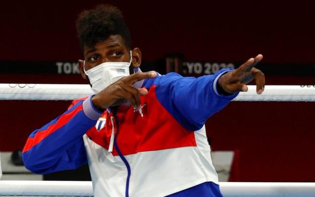 Andy Cruz, medalla de oro, durante la ceremonia de premiación del peso ligero masculino de boxeo. Andy Cruz, medalla de oro, durante la ceremonia de premiación del peso ligero masculino de boxeo.