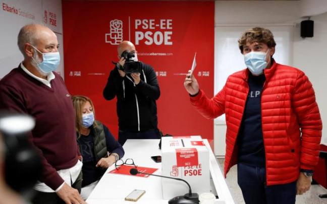 Andueza emite su voto en las elecciones primarias para la Secretaría General del PSE. Andueza emite su voto en las elecciones primarias para la Secretaría General del PSE.