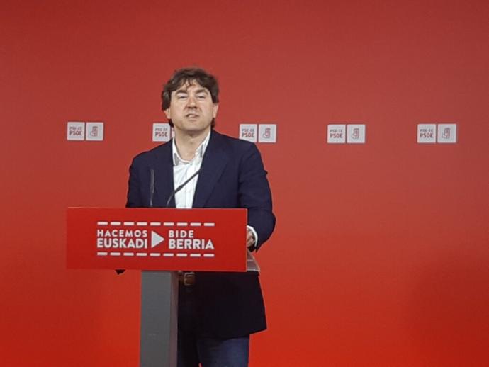 El secretario general de los socialistas vascos, Eneko Andueza, durante la rueda de prensa que ofreció en Bilbao.