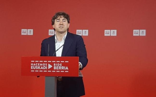 El secretario general de los socialistas vascos, Eneko Andueza, durante la rueda de prensa que ofreció en Bilbao.