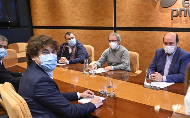 El secretario general del PSE, Eneko Andueza, en una reunión con el EBB del PNV liderado por Andoni Ortuzar