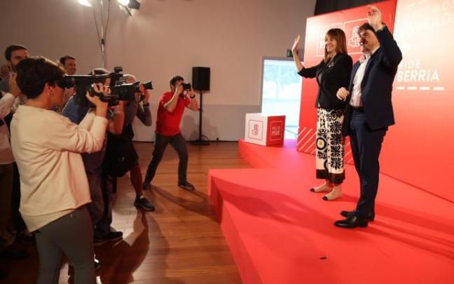 Eneko Andueza junto a Idoia Mendia, este sábado en Bilbao. Eneko Andueza junto a Idoia Mendia, este sábado en Bilbao.