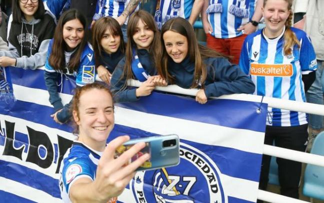 Ane se hace un selfie con unas aficionadas de la Real