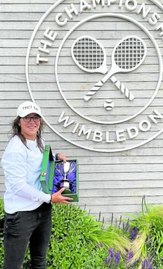 Mintegi exhibe su trofeo de ganadora junior de Wimbledon. Foto: Efe