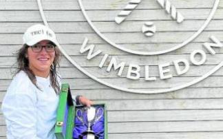 Mintegi exhibe su trofeo de ganadora junior de Wimbledon. Foto: Efe Mintegi exhibe su trofeo de ganadora junior de Wimbledon. Foto: Efe