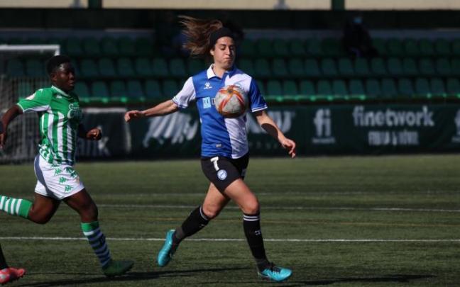 Ane Miren conduce el balón durante la derrota contra el Betis