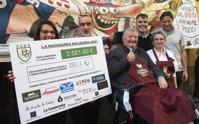 Acto de entrega del cheque de la Mandarra Solidaria de la peña Oberena. Acto de entrega del cheque de la Mandarra Solidaria de la peña Oberena.