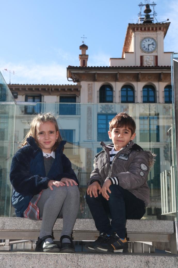 Verónica Serrano y David Martón posan juntos con la Casa del Reloj de fondo