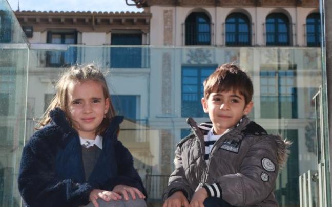 Verónica Serrano y David Martón posan juntos con la Casa del Reloj de fondo