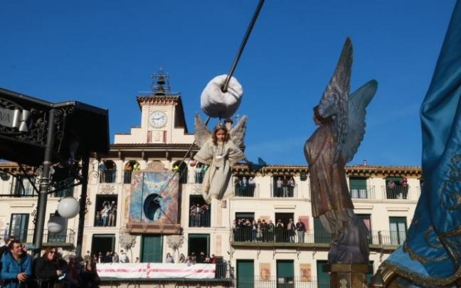 Verónica Serrano muy cerca de la imagen de la Virgen Verónica Serrano muy cerca de la imagen de la Virgen