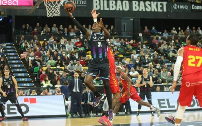 Ángel Delgado penetra a canasta en el duelo ante el UCAM Murcia. Ángel Delgado penetra a canasta en el duelo ante el UCAM Murcia.