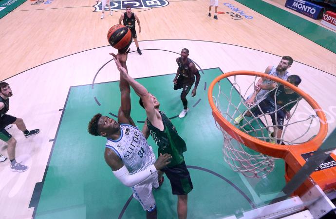 Ángel Delgado captura un rebote en el encuentro ante el Joventut.