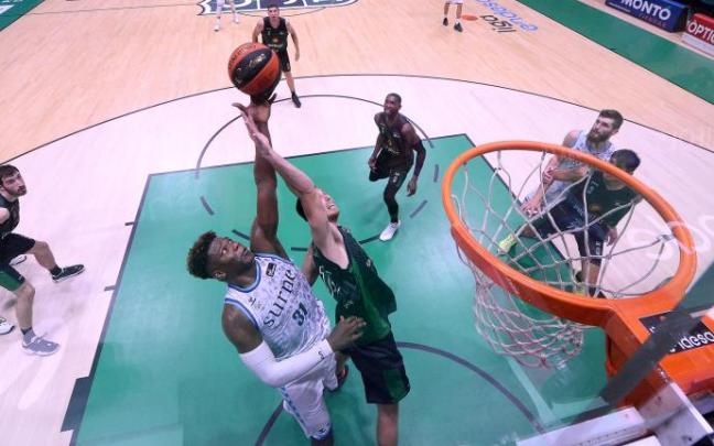 Ángel Delgado captura un rebote en el encuentro ante el Joventut.