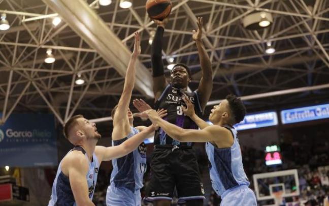 Ángel Delgado, que acabó expulsado, anota rodeado por tres jugadores rivales.