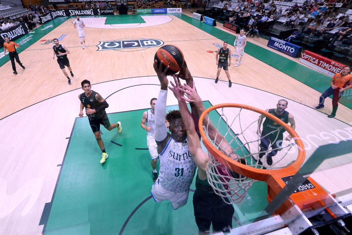 Ängel Delgado intenta colgarse del aro del Joventut