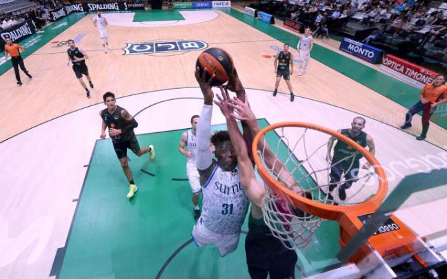 Ängel Delgado intenta colgarse del aro del Joventut