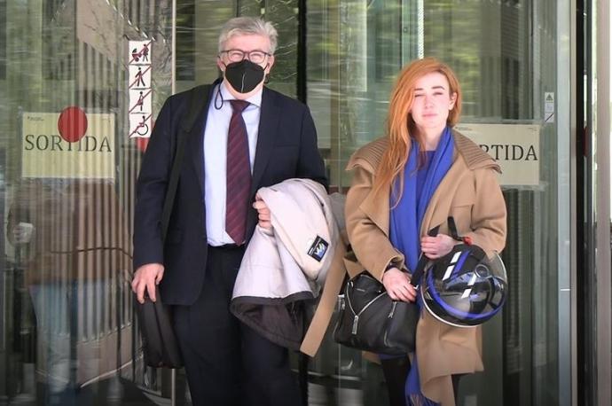 Angela Dobrowolski sale de los juzgados junto a su abogado.