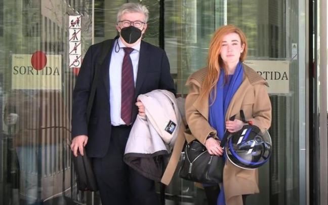 Angela Dobrowolski sale de los juzgados junto a su abogado.