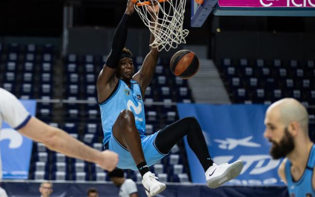 Ángel Delgado se cuelga del aro.