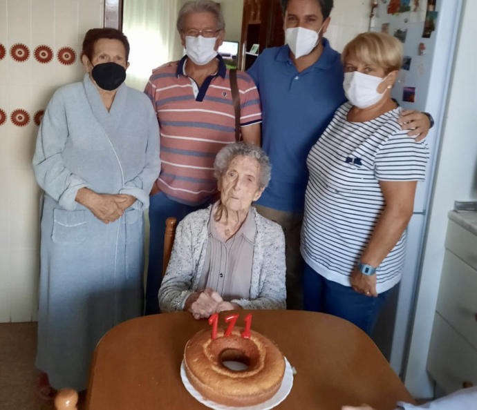 Ángeles Álava, junto a su hija y sus vecinos, celebrando su 111 cumpleaños.