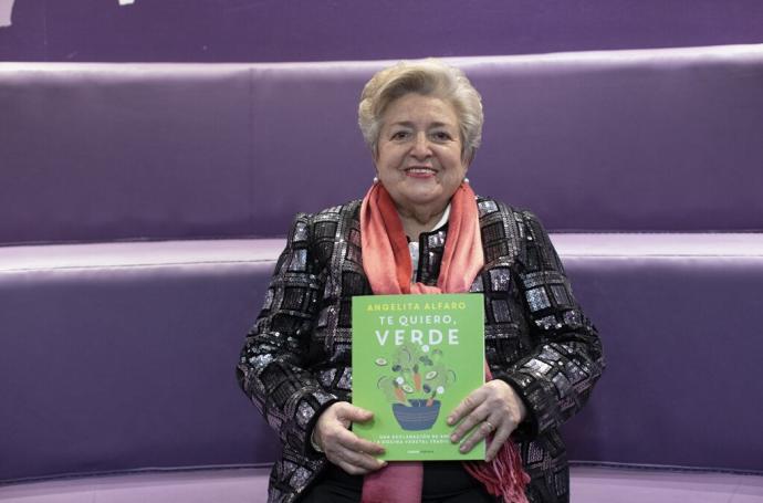 Angelita Alfaro sostiene en sus manos su 25º libro de recetas, 'Te quiero, verde', ayer en la librería Elkar donde ha presentado la publicación.