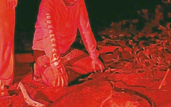 Ioritz Barandiaran junto a una tortuga Lora. Foto: Cedida