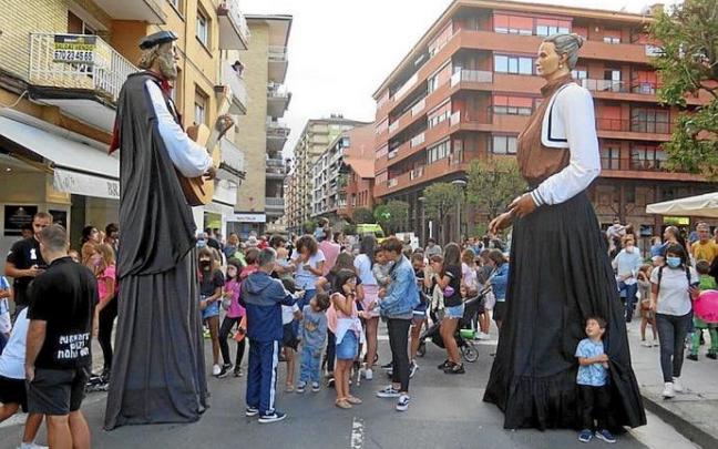 Iparragirreren eta Kerexetaren erraldoiak, ostiral arratsaldeko kalejrian.